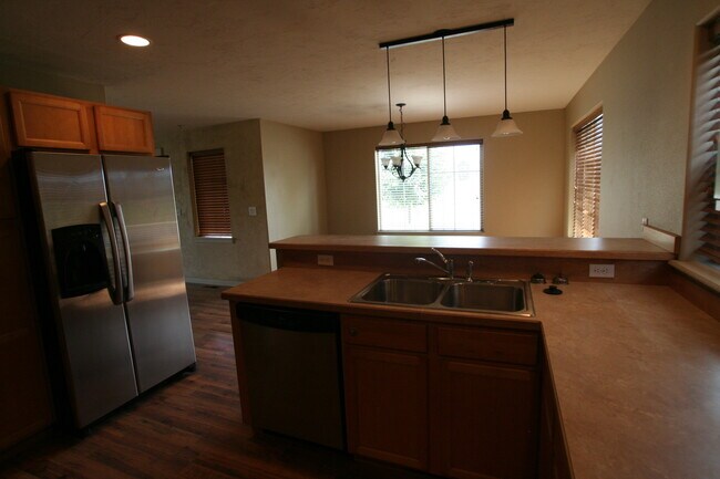Building Photo - Single Family home in the heart of town!
