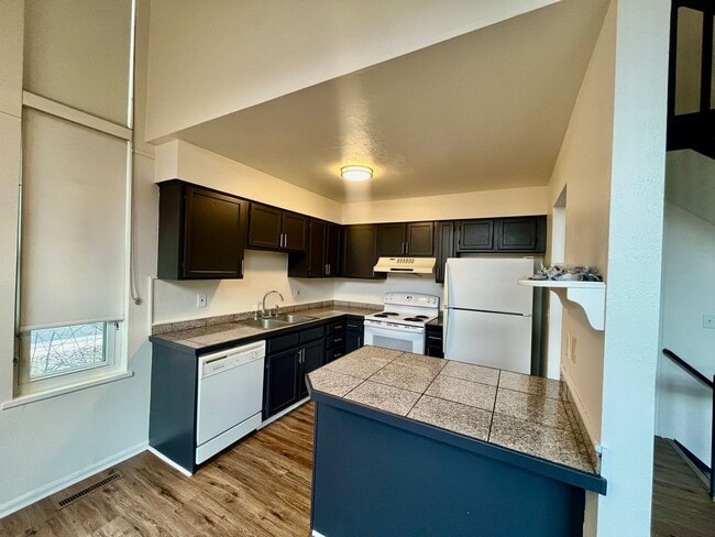 Building Photo - Updated 3 bed 2 1/2 bath  townhome with 2 ...