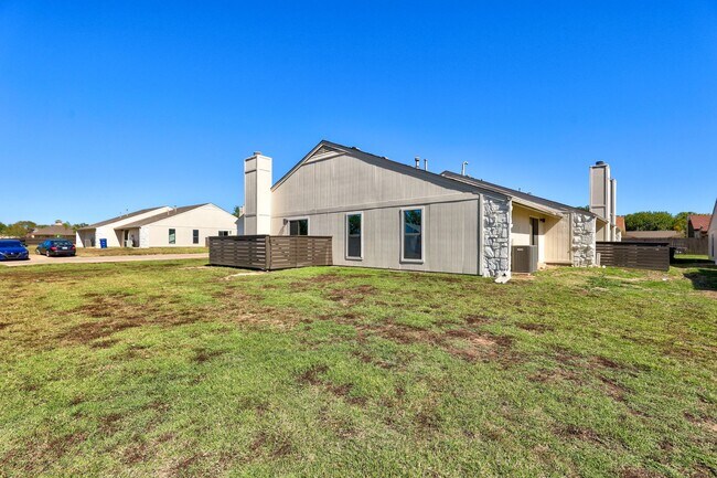 Building Photo - Home Like Living at Apartment Prices