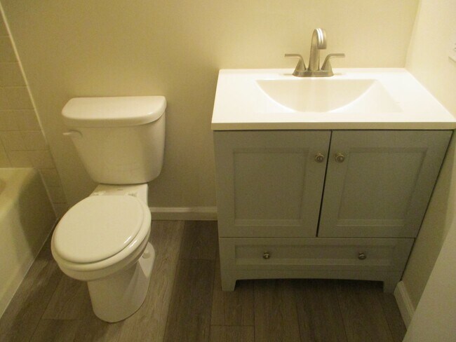 Building Photo - Northampton School District spacious end unit townhome located in the Borough of Bath featuring s...