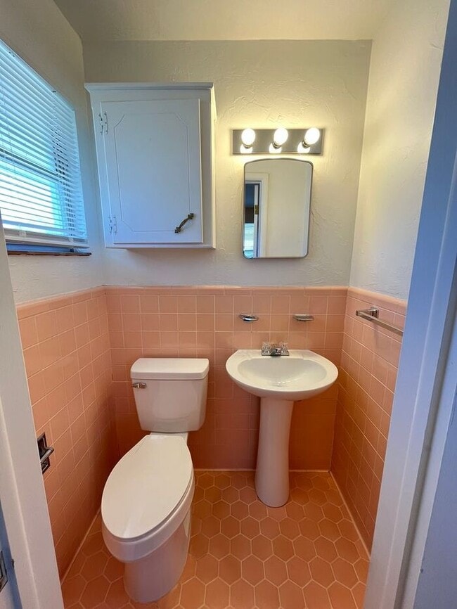 Building Photo - Large 2 Bed 1.5 Bath 1 Covered Carport in the Morris Will Roger Park Addn