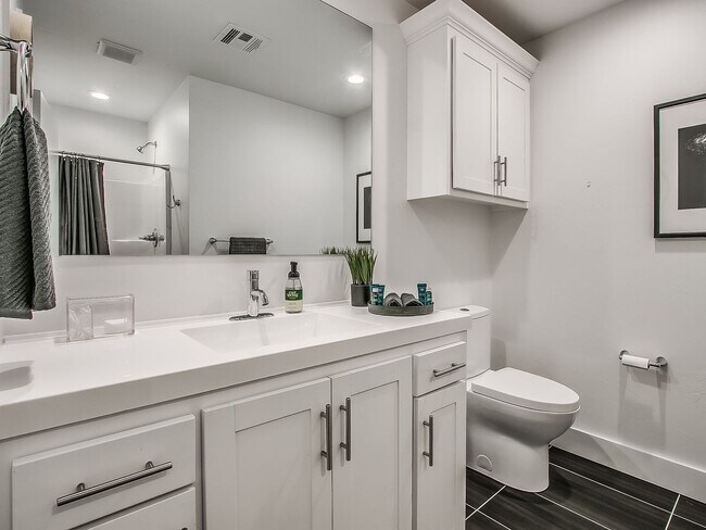 Building Photo - Champagne Plaza - Furnished Back House