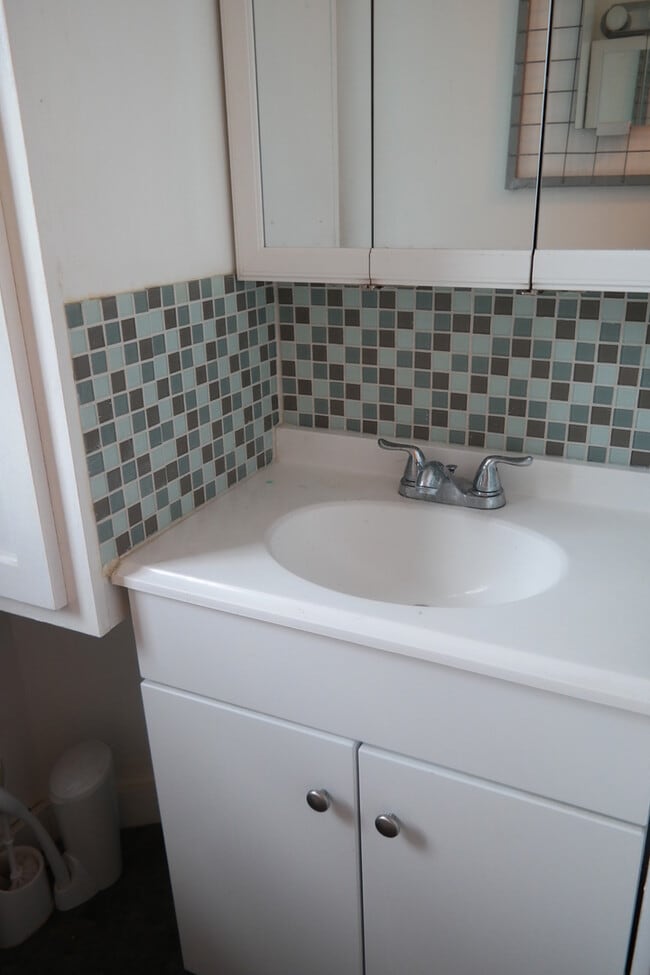 Building Photo - Charming 2 Bedroom/1 Bathroom Townhome in Woodberry, MD - Close to Light Rail!