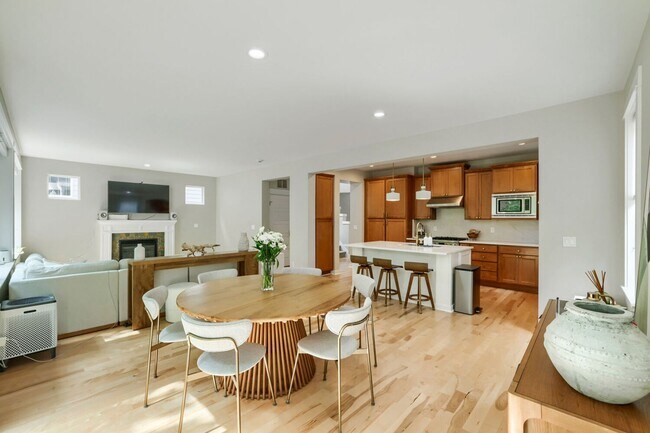 Building Photo - 5bd/3.5ba Bellevue Hoome
