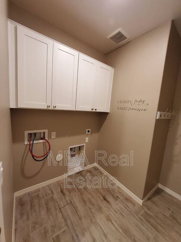 Building Photo - 704 N 152nd Dr
