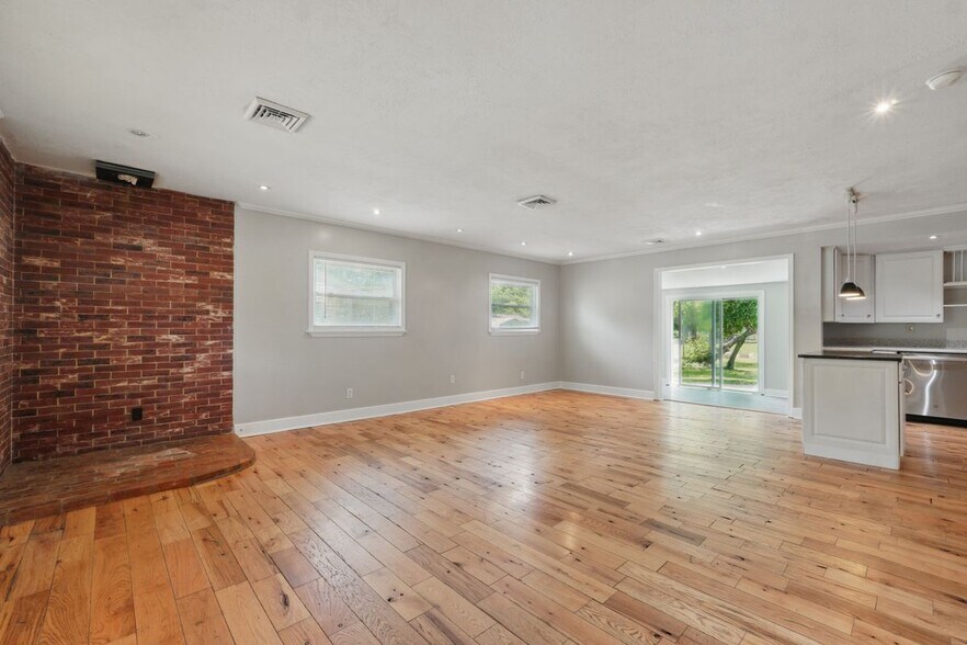 Building Photo - 3127 N Riverside Dr