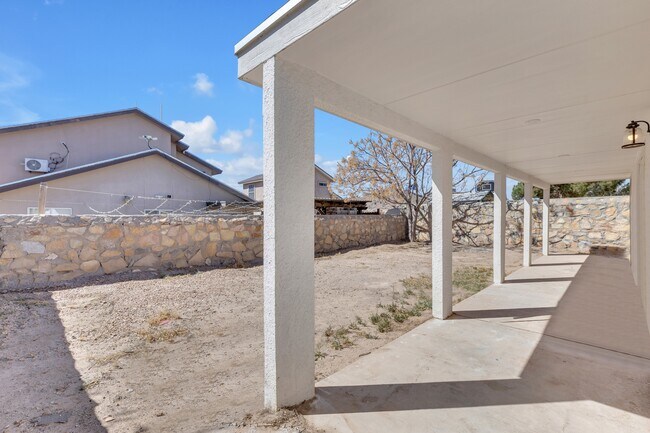 Building Photo - 10400 Valle Koki Dr