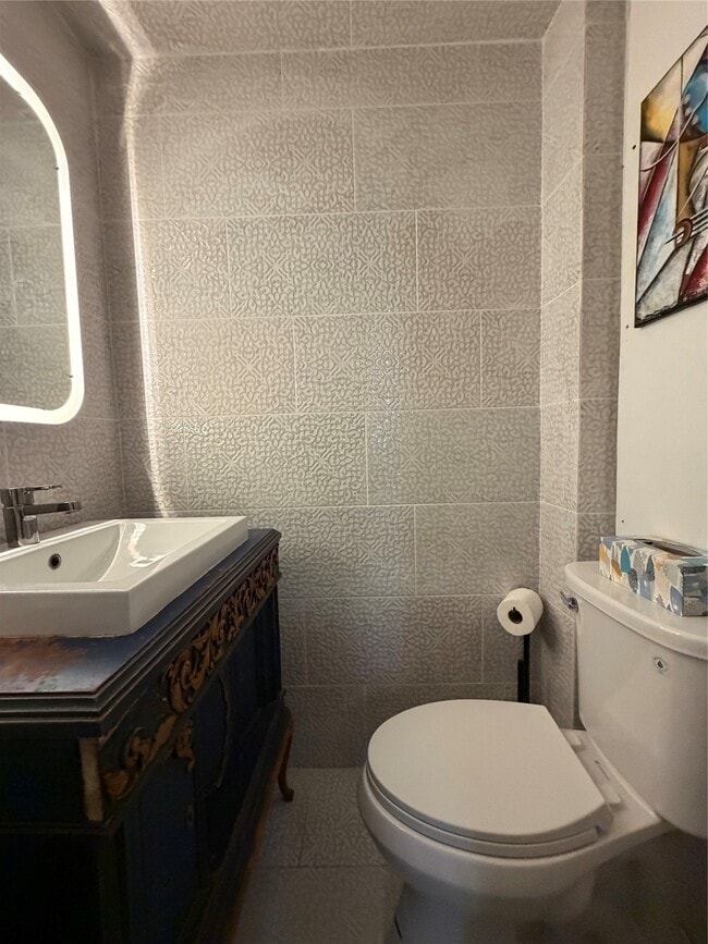 Building Photo - 402 Hyde Park Blvd