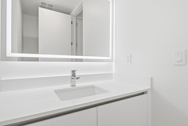 Building Photo - 220 Lake Shore Dr