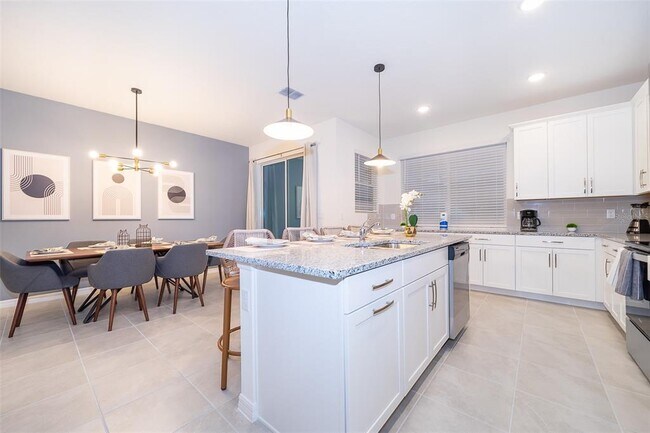 Building Photo - 1852 Tropical Palms Cir