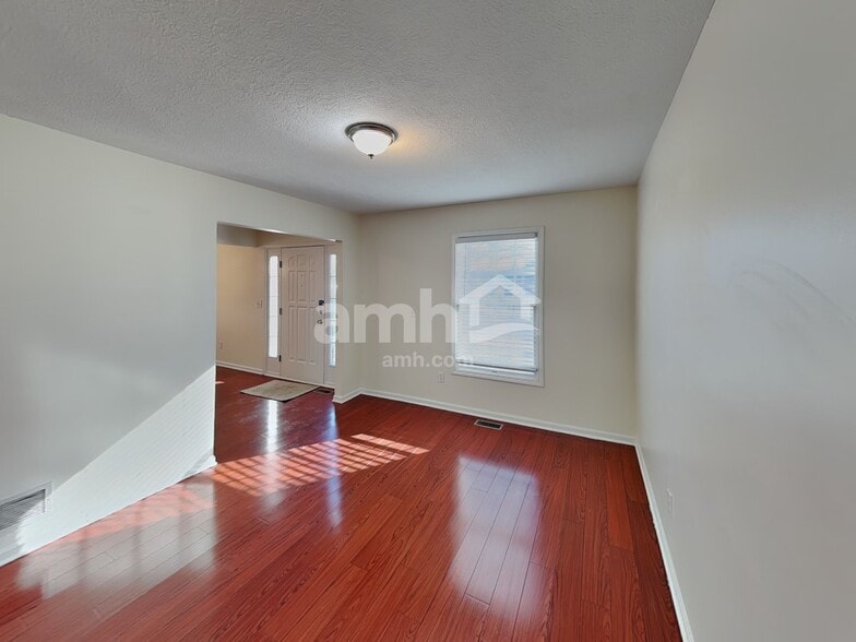 Building Photo - 1961 Creekview Dr