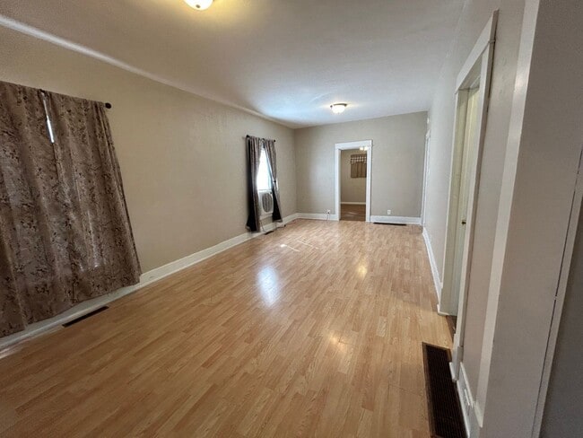 Building Photo - 3 Bedroom 1 Bath Large House with Garage & Many Amenities