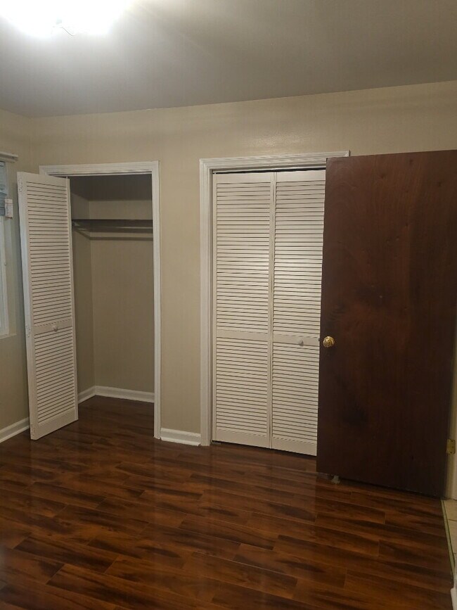 Building Photo - "Charming 2-Bed Townhouse Retreat on Fleming Road – Spacious Comfort in Charleston!"