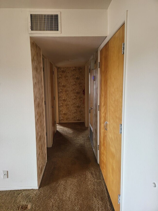 Building Photo - NE UPTOWN WINROCK CONDO 2/BD 2/BA - UTILITIES INCLUDED