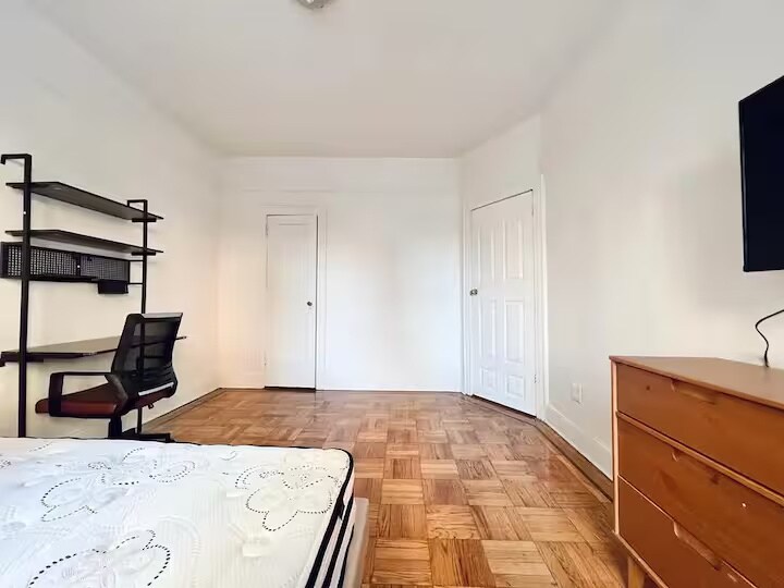 Building Photo - Furnished room/NOT APARTMENT
