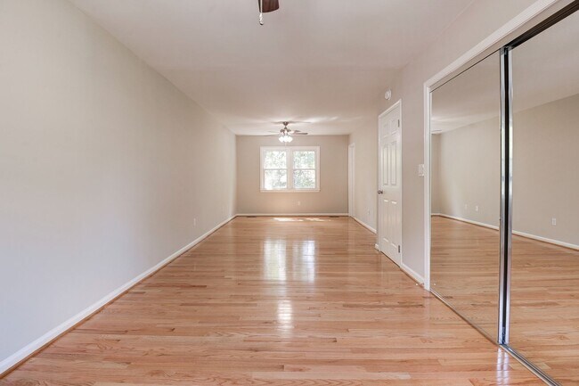 Building Photo - 3 Bedroom 2.5 Bath SFH in Fairfax for Rent!
