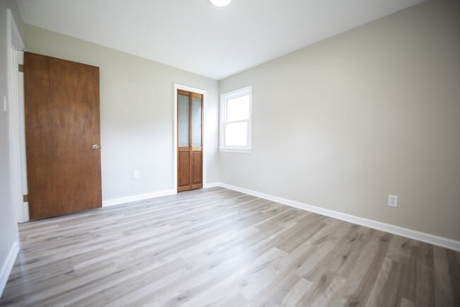 Building Photo - 9328 W Ridgewood Dr