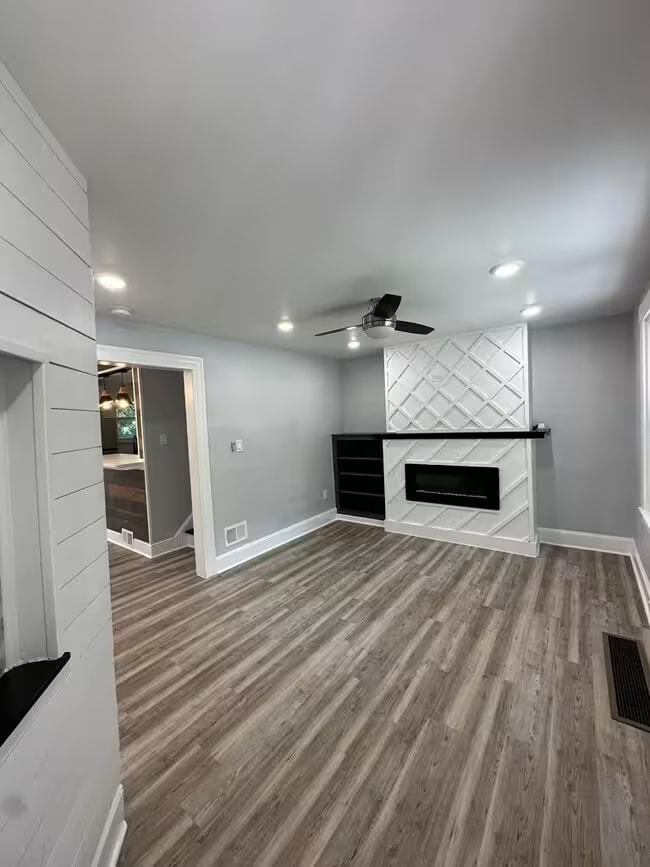 Building Photo - 3370 Parkview Ave