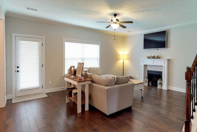 Building Photo - 708 Tree Top Trl