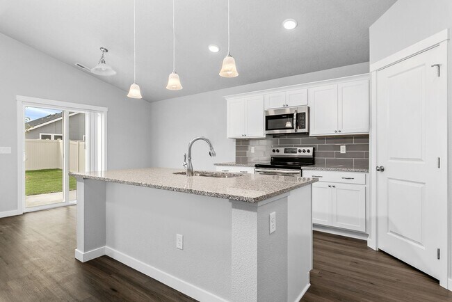 Building Photo - Beautiful 4bd/2ba Single Level Home w/RARE 4-CAR GARAGE