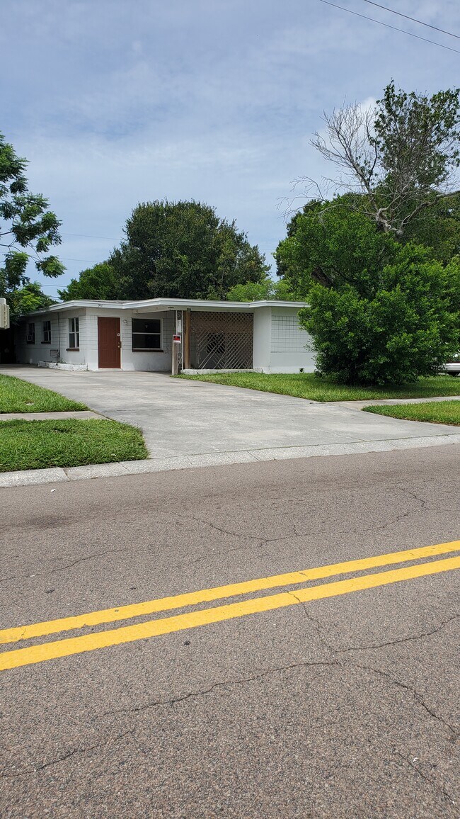 Primary Photo - 300 N Saturn Ave