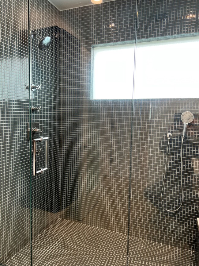 amazing shower w/ 3 showerheads - 1418 N Poinsettia Pl