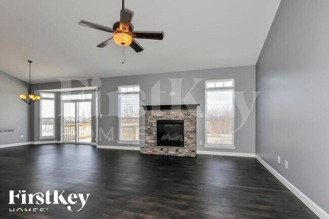 Building Photo - 221 Lonepine Dr