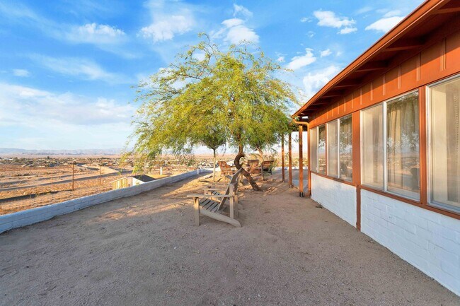 Building Photo - 2 Bedroom 1 Bath - Furnished Hilltop Home - Free Internet