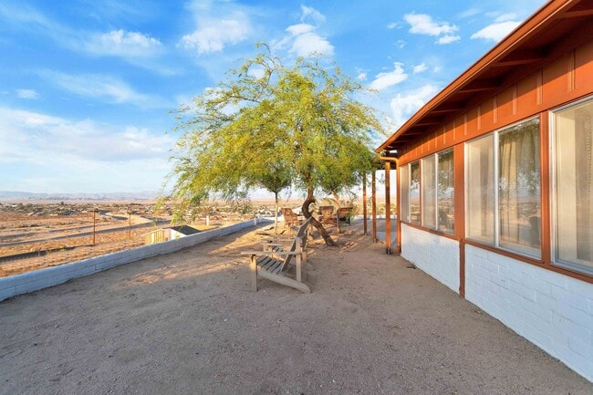 Building Photo - 2 Bedroom 1 Bath - Furnished Hilltop Home ...