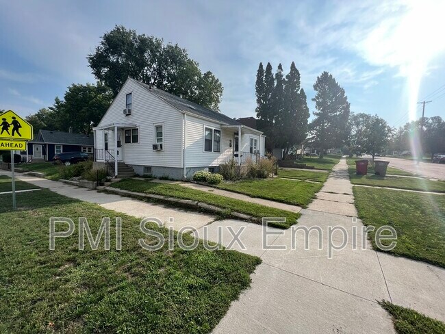 Building Photo - 1304 E 4th St