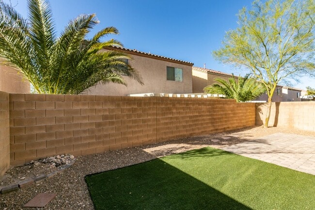 Building Photo - Upgraded spacious 4bedroom home near Mountains Edge!