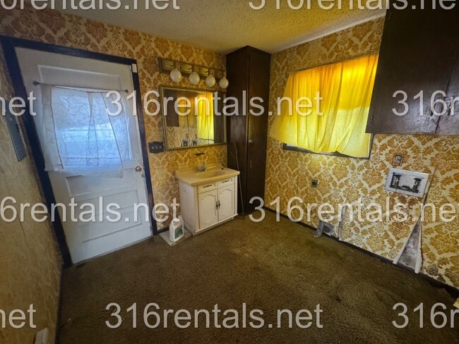 Building Photo - $895 - 3 bed 1 bath - Single Family Home