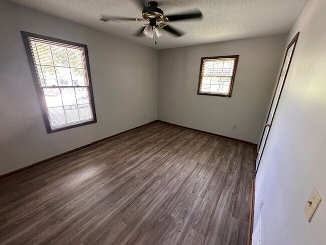 Building Photo - GREAT LOCATION  to DOWNTOWN AND CAMPUS