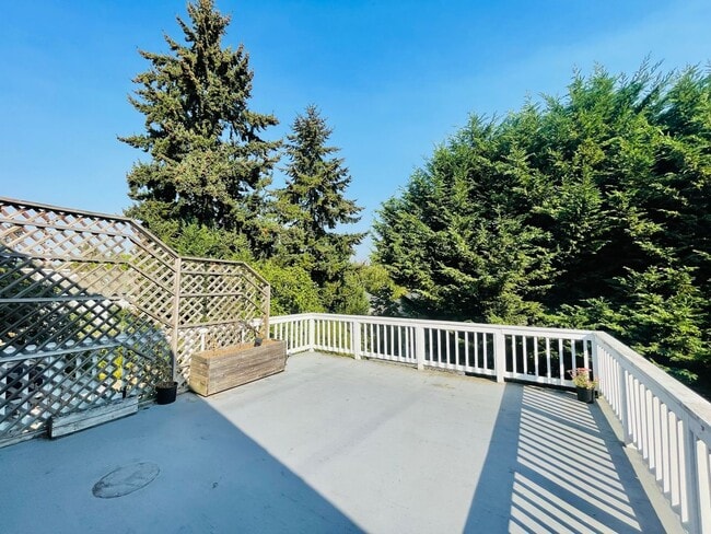 Building Photo - Massive House with Elegant Finishes in Madison Valley!