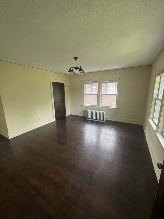 Building Photo - 1 Br / 1 Ba Historical Apartment in a Beau...
