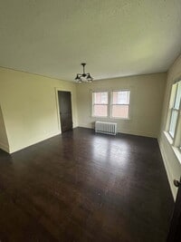 Building Photo - 1 Br / 1 Ba Historical Apartment in a Beau...