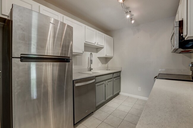 Building Photo - $1,750- 2 Bed 2 Bath Condo in Lakewood wit...