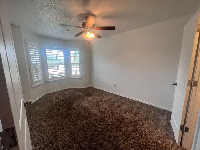 Building Photo - Lakewood Estates Beauty!