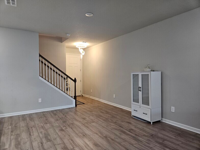 Spacious_DinningArea - 26030 Fantasy Sky Ln