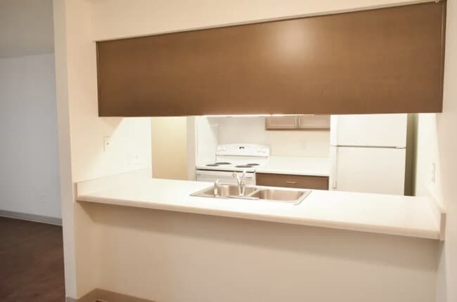 Building Photo - 654 S Westwood Ave