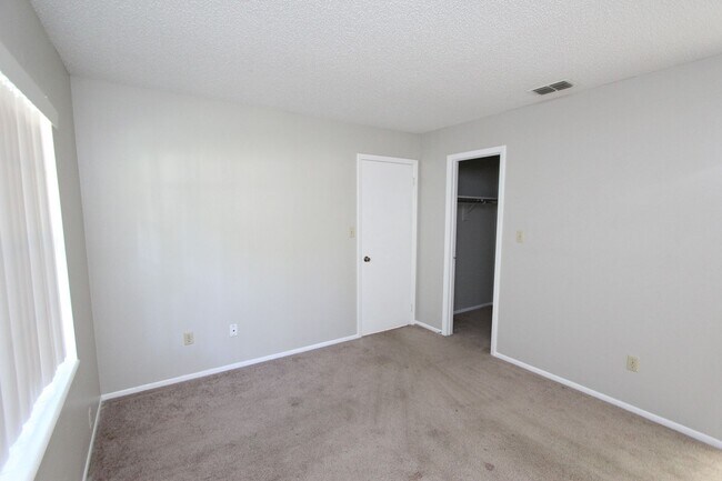 Building Photo - Lovely Home Available NOW!