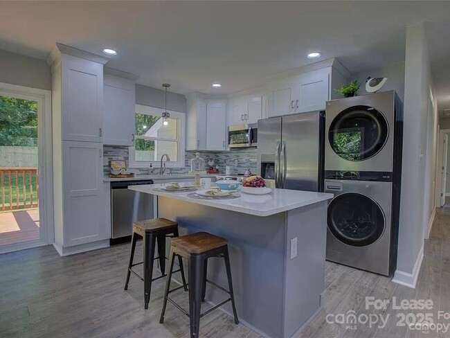 Building Photo - 1208 Fontana Ave