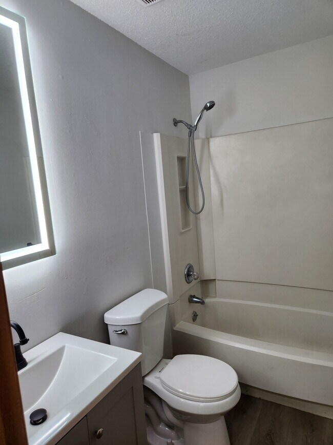 Building Photo - 32 Bellevue Dr