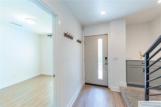 Building Photo - 10736 Bloomfield St