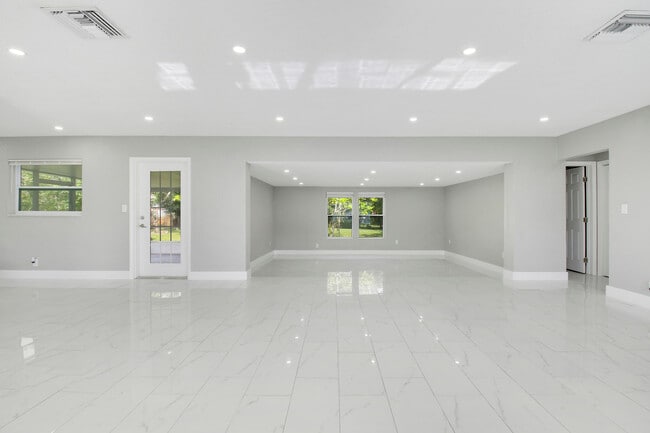 Building Photo - 1231 SW 32nd St