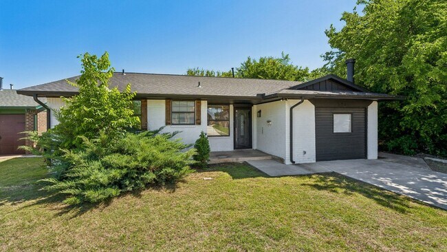 Building Photo - Charming 3 Bedroom Home +BONUS Room with Spacious Backyard