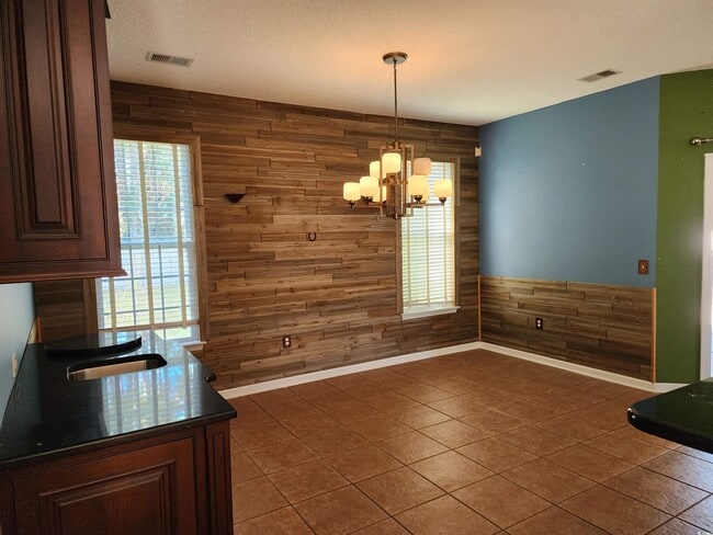 Building Photo - 2360 Clandon Dr