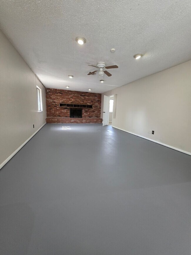 Building Photo - Large 3 bedroom in Bethany