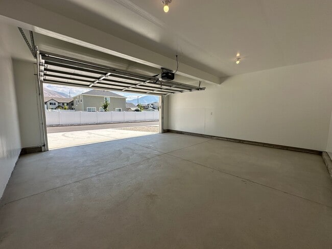 Building Photo - New Never Lived in Springville Townhome Fo...