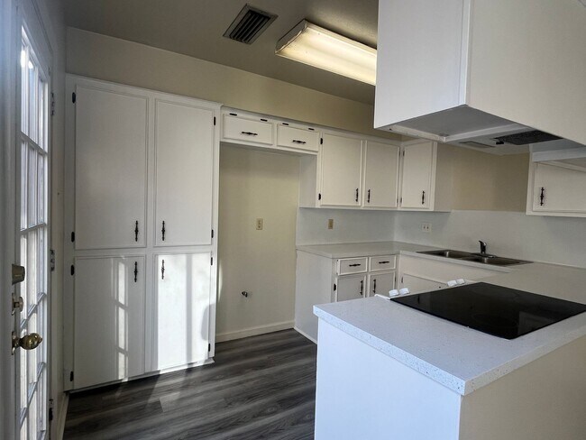 Building Photo - SPACIOUS SOUTHSIDE DUPLEX!